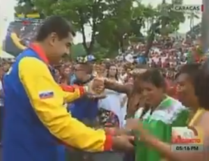 Así baila Maduro mientras el pueblo que CLAMA COMIDA en Caracas recibe gases y perdigones (Video)