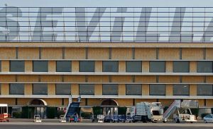 ¡No creerás la razón! Un hombre mata a su esposa en un aeropuerto de España