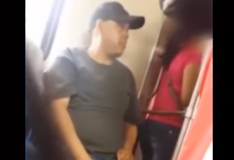Graban a un hombre cuando intenta tocar a una niña en el metro (VIDEO)