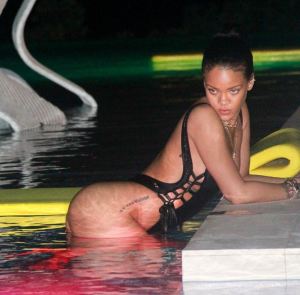 ¡HOT! Rihanna encendió las redes sociales con su nuevo desnudo (FOTO)