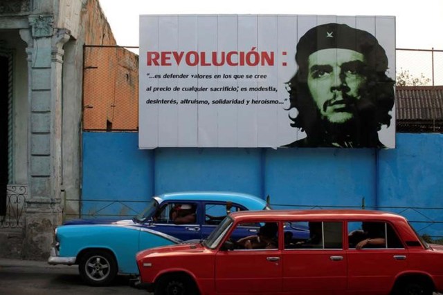 Un mural con la imagen de Ernesto "Che" Guevara en una calle de La Habana, mayo 18, 2016. Durante medio siglo, tras la revolución encabezada por Fidel Castro en 1959, el marketing en Cuba se limitó a difundir la propaganda patriótica y las calles de las grandes ciudades se vistieron con la imagen omnipresente del héroe Ernesto "Che" Guevara en lugar de grandes marcas globales como Coca Cola.  REUTERS/Enrique de la Osa