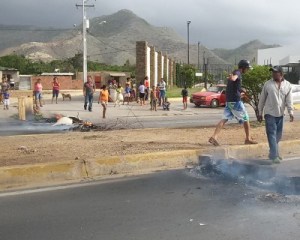 Cierran paso en la avenida del sector Los Olivos de Margarita por escasez de agua