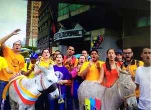 En video: Así la PNB detuvo a los burros que estuvieron en la protesta contra Maduro