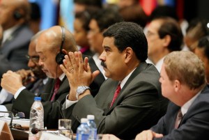 ¡Se quedó solo! Un desesperado Maduro clama apoyo internacional durante cumbre de la AEC