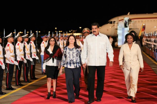 Delcy Eloína Rodríguez, Cilia Flores y Nicolás Maduro sobre la alfombra roja a su llegada a La Habana para asistir a la  VII Cumbre de la Asociación de Estados del Caribe (AEC) / Foto Minci