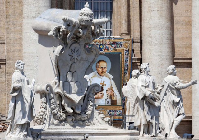 2016-06-05T100422Z_1817804667_S1AETIDEWCAA_RTRMADP_3_POPE-CANONISATION