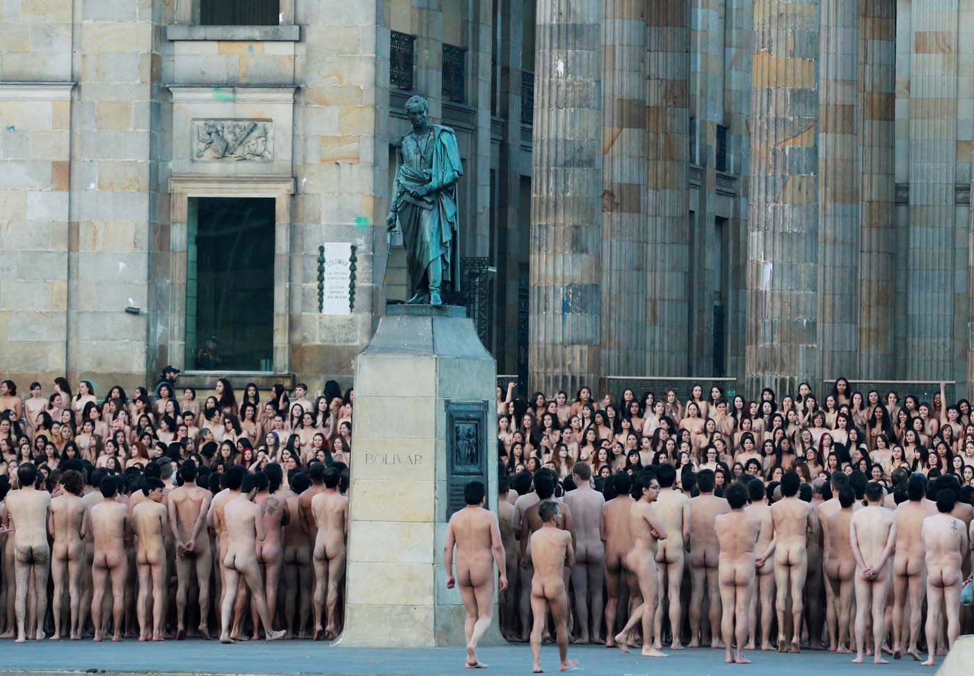 Más de seis mil personas posan desnudas en la Plaza Bolívar de Bogotá (fotos)