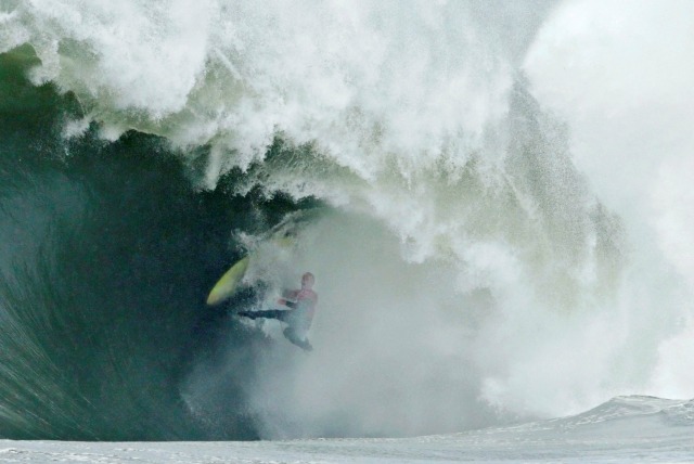 surfista australiana Justen Allport borra en una ola durante el torneo de surf El cabo del miedo en mar gruesa fuera de Sydney Cabo Solander en Australia, 6 de junio de 2016. REUTERS / Jason Reed