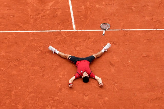 de Serbia, Novak Djokovic reacciona tras ganar el último partido de los hombres contra el británico Andy Murray en el Roland Garros de tenis Roland Garros 2016 en París el 5 de junio de 2016. Thomas SAMSON / AFP