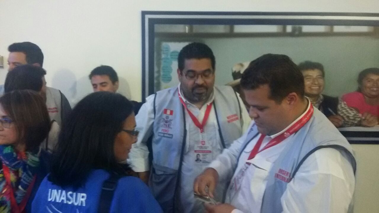 Diputados Franco Casella y Winston Flores increpan a Socorro Hernández en Perú
