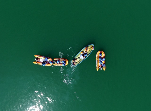 Los equipos de rescate búsqueda de personas desaparecidas en el lugar donde se hundió un barco de ocio con vientos fuertes en un lago en Guangyuan, provincia de Sichuan, China, 5 de junio de 2016. REUTERS / Stringer
