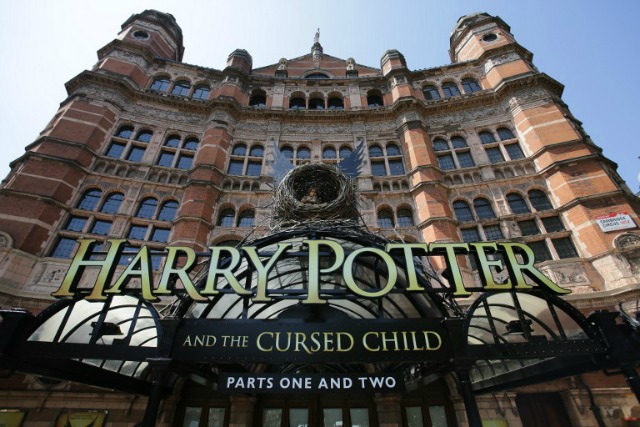 La parte delantera del teatro del palacio promueve su nuevo espectáculo 'Harry Potter y el Niño Maldito' en Londres el 6 de junio de 2016. Harry Potter hace su debut en el escenario el 7 de junio en un nuevo juego de Londres que se representa el niño mago de ficción como un padre de tres, en el último retoño de la franquicia de éxito mundial. DANIEL LEAL-OLIVAS / AFP