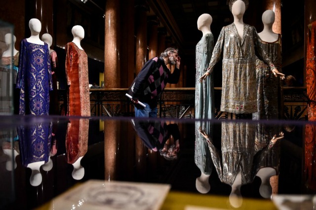 Un visitante examina exhibe en una exposición dedicada a los 150 años del nacimiento de Rusia escenógrafo León Bakst en el Museo Pushkin de Bellas Artes de Moscú el 7 de junio de 2016. KIRILL KUDRYAVTSEV / AFP 