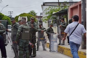 Guardias y policías acordonan el CNE de Nueva Esparta