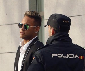 Fiscal pide juzgar a Neymar, a su padre y a expresidente Barça por corrupción
