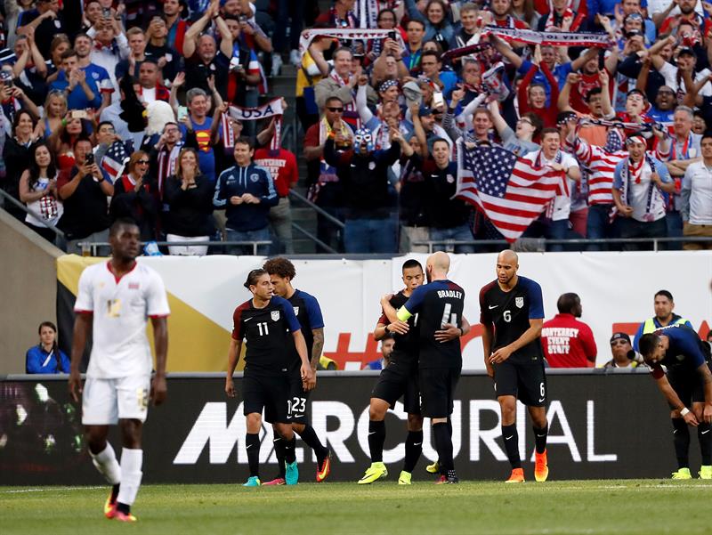 Estados Unidos goleó a Costa Rica en el Grupo A con un gran Dempsey