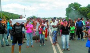En Boca de Uchire saquearon dos comercios tras 15 días sin comida