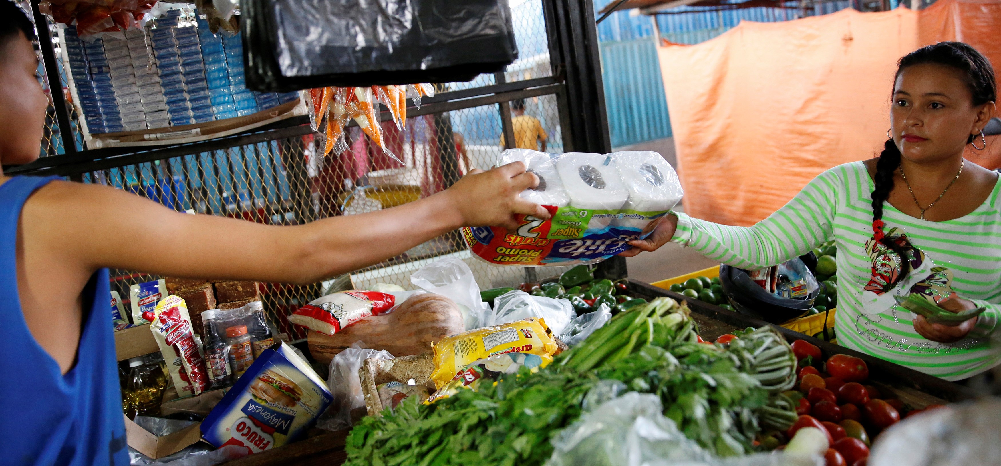 Los venezolanos ahora contrabandean comida desde Colombia