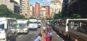 Transportistas trancan la Francisco de Miranda para protestar por falta de repuestos