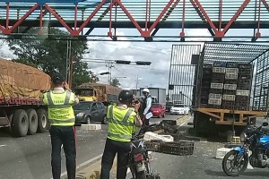 #8Jun: Saquearon camión de pollos en Cabudare (Fotos + Videos)
