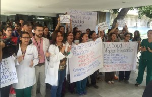 Médicos de la Maternidad Concepción Palacios protestan por falta de medicinas