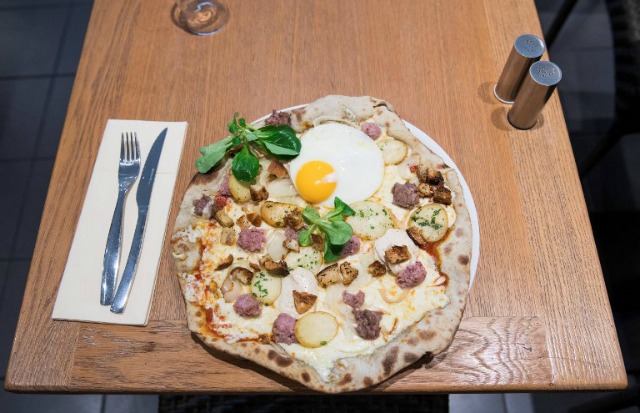Una pizza especialmente creado para la EURO 2016 llamado "Zlatan" refiriéndose al futbolista sueco Zlatan Ibrahimovic se representa en una pizzería local en Pornichet el 8 de junio 2016, donde el equipo sueco tiene su campo base durante el torneo de fútbol Euro 2016. JONATHAN NACKSTRAND / AFP