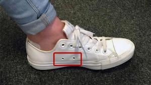 El asombroso motivo por el que los zapatos de goma tienen agujeros laterales