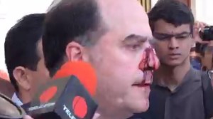 Tras ser agredido cobardemente, Julio Borges emplaza a la Fuerzas Armadas (video)