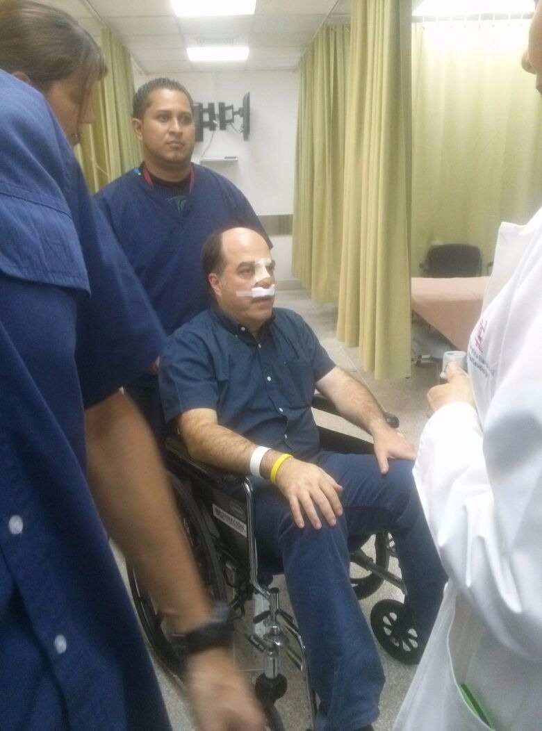 Julio Borges se recupera de la operación a la que fue sometido luego de la agresión (FOTOS)