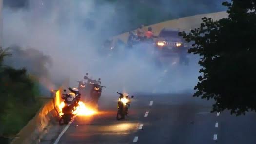Gas para el barrio y el barrio responde con molotov: Tanquetas a La Urbina (FOTOS + VIDEOS)