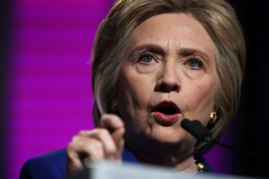 Clinton insiste en que Trump está “totalmente incapacitado” para presidente