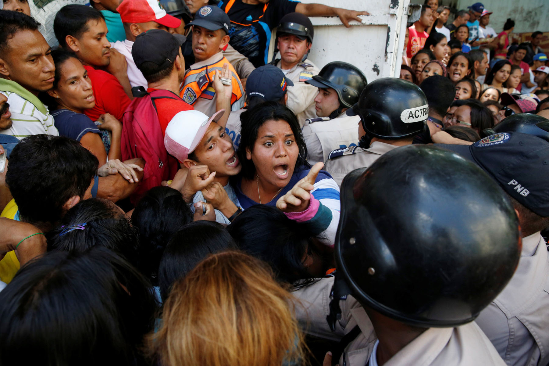¡Chávez vive… la hambruna comienza!… Imágenes de una situación fuera de control que dan la vuelta al mundo (FOTOS)
