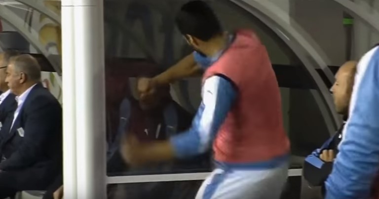 El ataque de furia de Luis Suárez por no jugar en el Venezuela-Uruguay (Video)