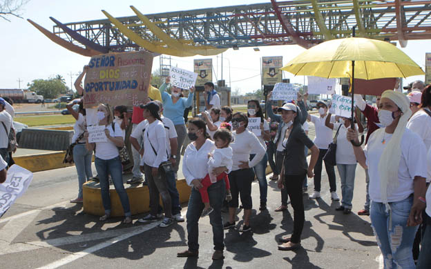 MARACAIBO VENEZUELA :11/06/2016 PADRES Y REPRESENTANTES DE PACIENTES ONCOLOGICOS DEL HOSPITAL DE ESPECIALIDADES PEDIATRICAS PROTESTARON ESTE SABADO EN LA CABICERA DEL PUENTE RAFAEL URDANETA PARA EXIGIRLES AL SEGURO SOCIAL Y AL MINISTERIO DE SALUD QUE ENVIEN LOS MEDICAMENTOS PARA LAS QUIMIOS