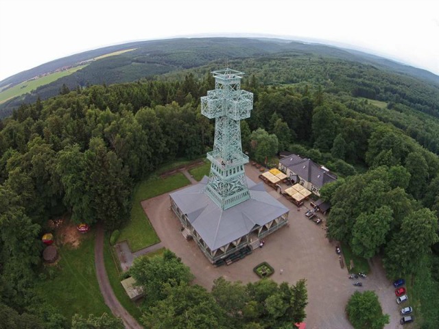 Un cuadro hecho disponible el 13 de junio el año 2016 muestra una vista aérea de la Joseph Cruz en la colina cerca de Auerberg Stolberg, Alemania, 12 de junio de 2016. El 38 metros de altura torre de observación de hierro, que fue erigida en 1896 sobre la base de los planes de construcción de Friedrich Wilhelm Schinkel, es considerada como la más grande cruz doble en el mundo. (Alemania) EFE / EPA / MATÍAS BEIN