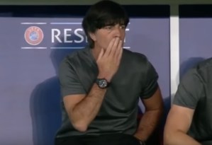 ¡Otra vez lo hizo! Mira los gestos asquerosos de Joachim Low durante el partido de Alemania (VIDEO)