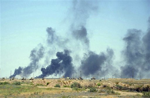 Columnas de humo salen de los barrios del sur de Fallujah tras ataques aéreos de la coalición liderada por Estados Unidos, en el marco de la operación de las fuerzas iraquíes para retomar la ciudad, ahora controlada por insurgentes del grupo extremista Estado Islámico, en Irak, el 12 de junio de 2016. (AP Foto/Osama Sami)