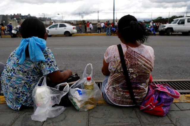Locals take a break after buying staple food in a supermarket in Caracas, Venezuela June 13, 2016. REUTERS/Ivan Alvarado