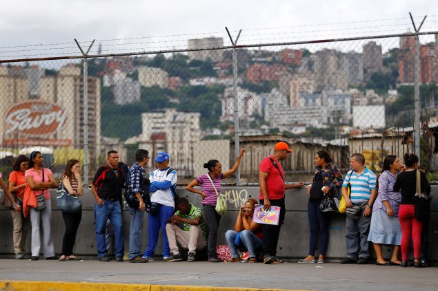People line up expecting to buy food outside a supermarket in Caracas, Venezuela June 13, 2016. REUTERS/Ivan Alvarado