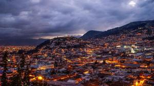 Quito y su noche en la mitad del mundo
