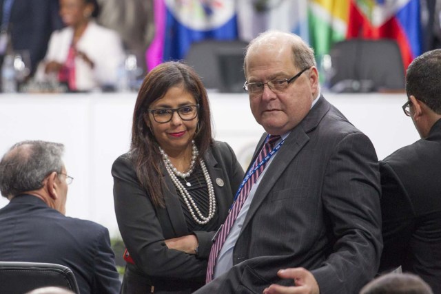 La canciller Delcy Rodríguez y el embajador de Venezuela ante la OEA, Bernardo Alvarez