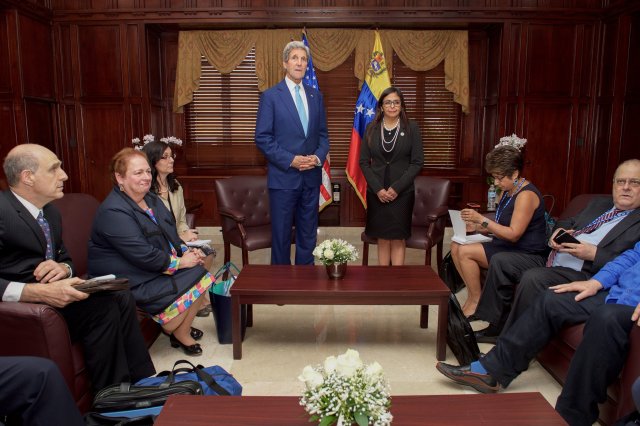 MIA20. SANTO DOMINGO (REPÚBLICA DOMINICANA), 14/06/2016.- El secretario de Estado estadounidense John Kerry es visto junto a la canciller venezolana Delcy Rodriguez hoy, martes 14 de junio de 2016, en el Ministerio de Relaciones Exteriores en Santo Domingo (República Dominicana) después de una reunión bilateral en el marco de la Asamblea anual de la Organización de Estados Americanos. EFE/DEPARTAMENTO DE ESTADO, EEUU/SÓLO USO EDITORIAL/NO VENTAS
