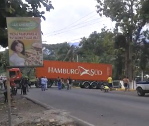 En Pampanito secuestraron una gandola tras saquear Mercal (Videos)