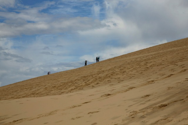 La gente se suba Duna de Pilat (duna de Pilat), la duna de arena más alta en Europa, en La Teste de Buch, cerca de Burdeos, Francia, 15 de junio de 2016. REUTERS / Sergio Pérez