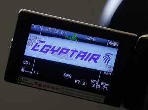 Egipto dice que encontró una caja negra del avión de EgyptAir