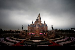 Disney inaugura su primer parque en China (Fotos)