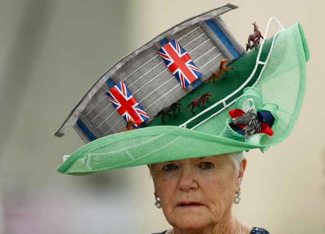 Bretaña carrera de caballos - Royal Ascot - hipódromo de Ascot - 16/6/16 Día de señoras racegoer lleva el sombrero de Reuters / Andrew Boyers