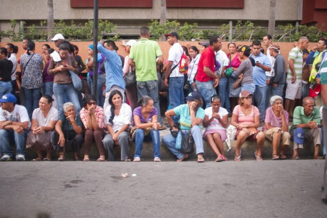 Las personas esperan durante horas a las afueras de los supermercados en Cumaná. Foto: Miguel González