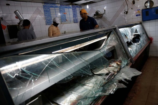 Refrigeradores rotos tras el saqueo de una carnicería en el barrio de Petare, Caracas, el 10 de junio de 2016 (Reuters) Leer más:  América Latina: El hambre se abre paso en Venezuela. Noticias de Mundo  http://goo.gl/ei1adY 