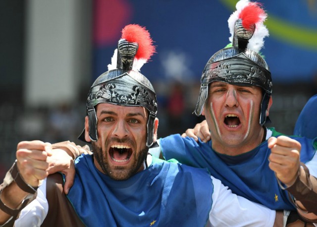 Italia aficionados vestidos como legionarios romanos esperan el inicio de la Eurocopa 2016 el grupo E partido de fútbol entre Italia y Suecia en el Estadio Municipal de Toulouse el 17 de junio de 2016. PASCAL GUYOT / AFP